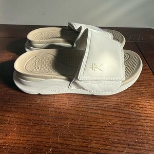 Kuru Moment white orthopedic slide sandals 8